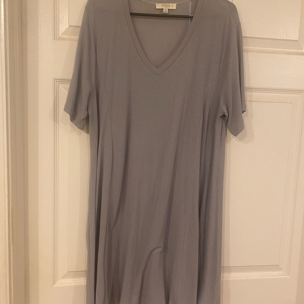 Basic tunic to layer or wear alone.